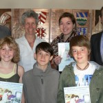 Schüler waren beim Europäischen Kunstwettbewerb erfolgreich: (vorne von links) Bianca Sturm, Schulsieger Joshua Bihlmaier, Simon König, (hinten von links) stellvertretender Schulleiter Josef Reif, Kunstlehrerin Agnes Sell, Veronika Weber und Türkheims Bürgermeister Sebastian Seemüller. Foto: Marion Spielberger