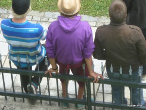 Unser neuer Zaun wird von Fakiren gerne als Sitzgelegenheit angenommen