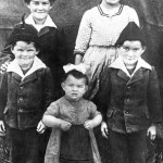 Hintergrund v.l.: Xaver Gut geb. 1913, Veronika Gut geb. 1911, Vorne v.l.: Hans Gut geb. 1917, Kaspar Gut geb. 1915, Mitte - Maria Gut geb. 1920.