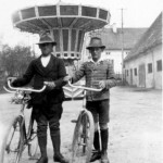 Aufgenommen während eines Jahrmarktes in Ettringen ungefähr 1926 v.l.: Josef Renz und Hans Gut
