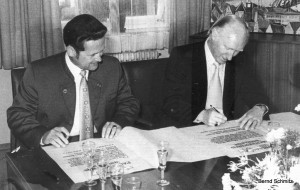 Unterzeichnung der Partnerschaftsurkunden durch die beiden Bürgermeister Fehle und Müller