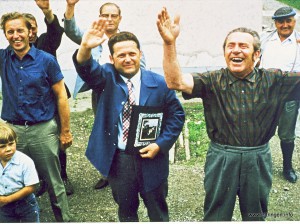 von links: Kind Jürgen Schwarzenbacher, Dr. Martin Kleint, dahinter Gemeindediener Heini Schwab, Bürgermeister Walter Fehle, dahinter Ludwig Willer, Bäckermeister Josef Lang und Kirchenpfleger Eugen Mayr.