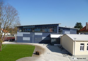 Vorplatz zur neuen Turnhalle