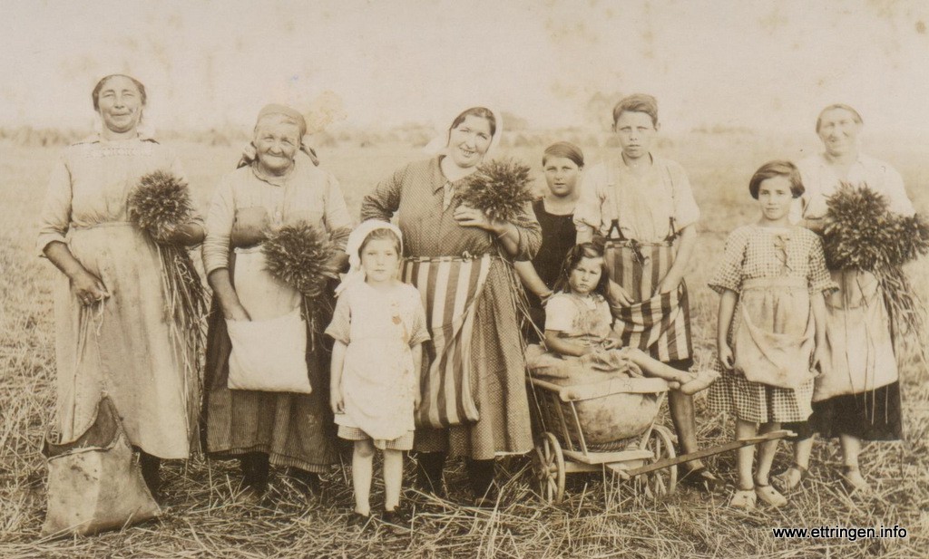 2.v.l. Uroma von Konrad Böck, 6.v.l. Holzhey Alois, 4.v.l seine Mutter