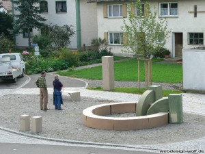 Architekt Hofmann und Steinmetz Schröder bei der Planung des Brunnens