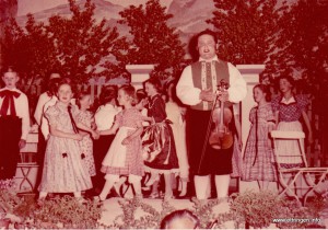 v.l. Rindle Johann (Schlosser Hansl), Thomas Elisabeth geb. Kornes tanzt mit Rindle Marianne geb. Brenner, Mayer Marinanne (älteste Tochter vom Mayer- Maler) Fehle Walter, Henle Christl geb. Blochum, Metzger Anneliese geb. Keller