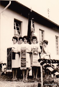 v.l. Hochwind Martina, Blum Hildegart, Bier Renate, Baindl Lisa , ? Links unten: die Mesnerin Frau Groß