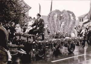 Kutscher Böck Hermann daneben Steffens Josefine geb. Boxler und Holzheu Elisabeth geb. Rauch
