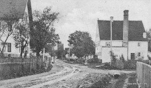 Siebnacher Straße vor ca. 110 Jahren - Bei genauem Betrachten sieht man vor dem Bäcker Lang das Personal stehen.