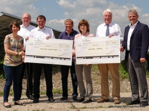 Übergabe der Spendenchecks an die beiden Bürgermeister: im Bild von links Tanja Gassner sowie Vorstand Heinrich Bettelhäuser von der WV Energie AG, Konrad Dobler (Bürgermeister von Langerringen), Roland Damm (Direktor der WV Energie AG9, Barbara Pinkebank und Jörg-Uwe Hahn von der WV Energie AG und Peter Kneipp (Bürgermeister von Amberg).