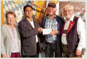 v.l.: Annemarie Gammel, Pater John, Hans Gammel, Max Pfluger sen. Foto un - Unterallgäu Rundschau