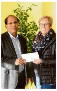 Vorsitzende des Liederkranzes, Christa Stiegeler, bei der Geldübergabe an Pater Michael. Foto: Thomas Müller