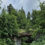 Gleich hinter der alten Bahnbrücke links abbiegen