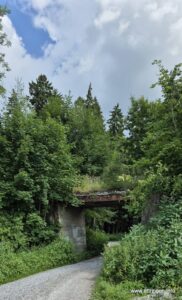 Gleich hinter der alten Bahnbrücke links abbiegen