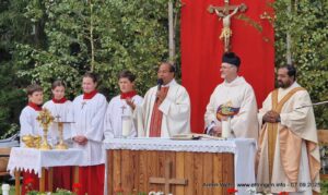 Pfarrer Kuhn (Mitte) mit Pater Michael (li) und Pater Jefin