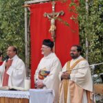 Pfarrer Kuhn (Mitte) mit Pater Michael (li) und Pater Jefin