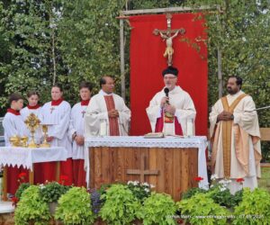 Pfarrer Kuhn (Mitte) mit Pater Michael (li) und Pater Jefin