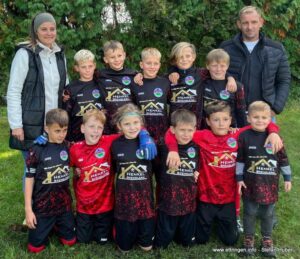 Die Sponsoren mit dem Team der E-Jugend des TSV-Ettringen