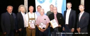 Stellvertretender Bezirkstagspräsident Alfons Weber (links), stellvertretende BLSV-Bezirksvorsitzende Claudia Linke (Zweite von links) sowie (von rechts) Sportkreisvorsitzender Benjamin Adelwarth und Landrat Alex Eder würdigten die Verdienste von: (weiter von links) Hans Maier (TC Schachenbad), Rainer Gammel (TSV Ettringen), Wolfgang Metzeler (DAV Memmingen), Bernd Rieder (TV Boos) und Joachim Kolb (SV Memmingerberg). Foto: Sabine Adelwarth