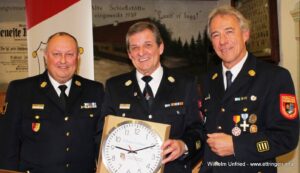 Fast 50 Jahre war Johann Schmid aus Ettringen (Mitte) für die Feuerwehr, darunter 31 Jahre als Kreisbrandmeister, tätig. Für diesen nicht alltäglichen Einsatz für die Gesellschaft dankten Kreisbrandrat Alexander Möbus (links) und Kreisbrandinspektor Wolfgang Heimpel (rechts) und überreichten zum Abschied eine personalisierte Uhr. Foto: Wilhelm Unfried