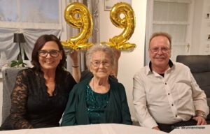 Maria Vorleiter mit Tochter Rosemarie und Sohn Günther