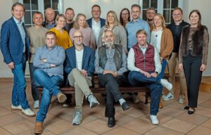 Diese 16 Ettringer Bürgerinnen und Bürger bewerben sich auf der gemeinsamen Gemeinderatsliste von CSU und parteilose Wähler. Zu der einstimmigen Nominierung gratulierten der stellvertretende CSU-Kreisvorsitzende, Landtagsabgeordneter Peter Wachler (links), und die Landratskandidatin Verena Winter (rechts). Foto: Kreativstudio Kotonski