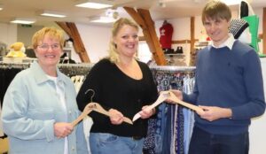 Edeltraud Böck, Stefanie Fournier und Johannes Müller (von links) bei der "Stabübergabe im Secondhand-Modeshop Ettringen. Foto: Karin Stippler