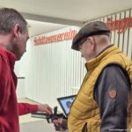 Mit fachlichem Wissen wurden auch ältere Personen mit der Funktionsweise von Waffen vertraut gemacht...