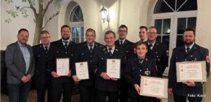 Ehrungen bei der Feuerwehr in Ettringen. Das Bild zeigt (von links): Roland Wagner (2. Bürgermeister), Michael Rüger (Kommandant und Kreisbrandmeister), Tobias Frey, Gerhard Koob, Johann Schmid, Michael Mesch, Georg Kohler, Martin Hartmann, Norbert Dempf und Stefan Hofberger. Foto: Koob