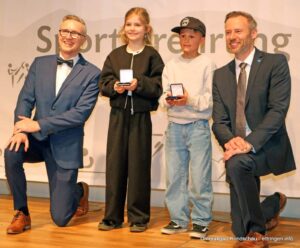 Für diese herausragenden Leistungen wurden sie bei der gestrigen Sportlerehrung des Landkreises Unterallgäu mit einer Medaille ausgezeichnet. Landrat Alex Eder (rechts) und der BLSV-Kreisvorsitzende Benjamin Adelwarth (links) überreichten die Auszeichnungen persönlich.