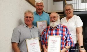 Beim Liederkranz Ettringen standen Ehrungen an. Das Bild zeigt (von links): Armin Fuchs, Josef Lang, Hartmuth Schmidt und Christina Stiegeler Foto: Christina Stiegeler